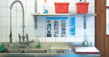 Les avantages de la douchette de plonge par rapport au robinet de cuisine traditionnel