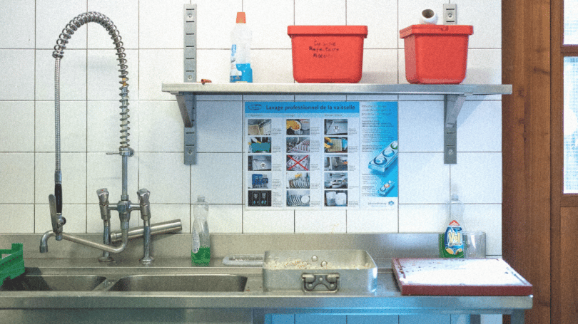 Les avantages de la douchette de plonge par rapport au robinet de cuisine traditionnel